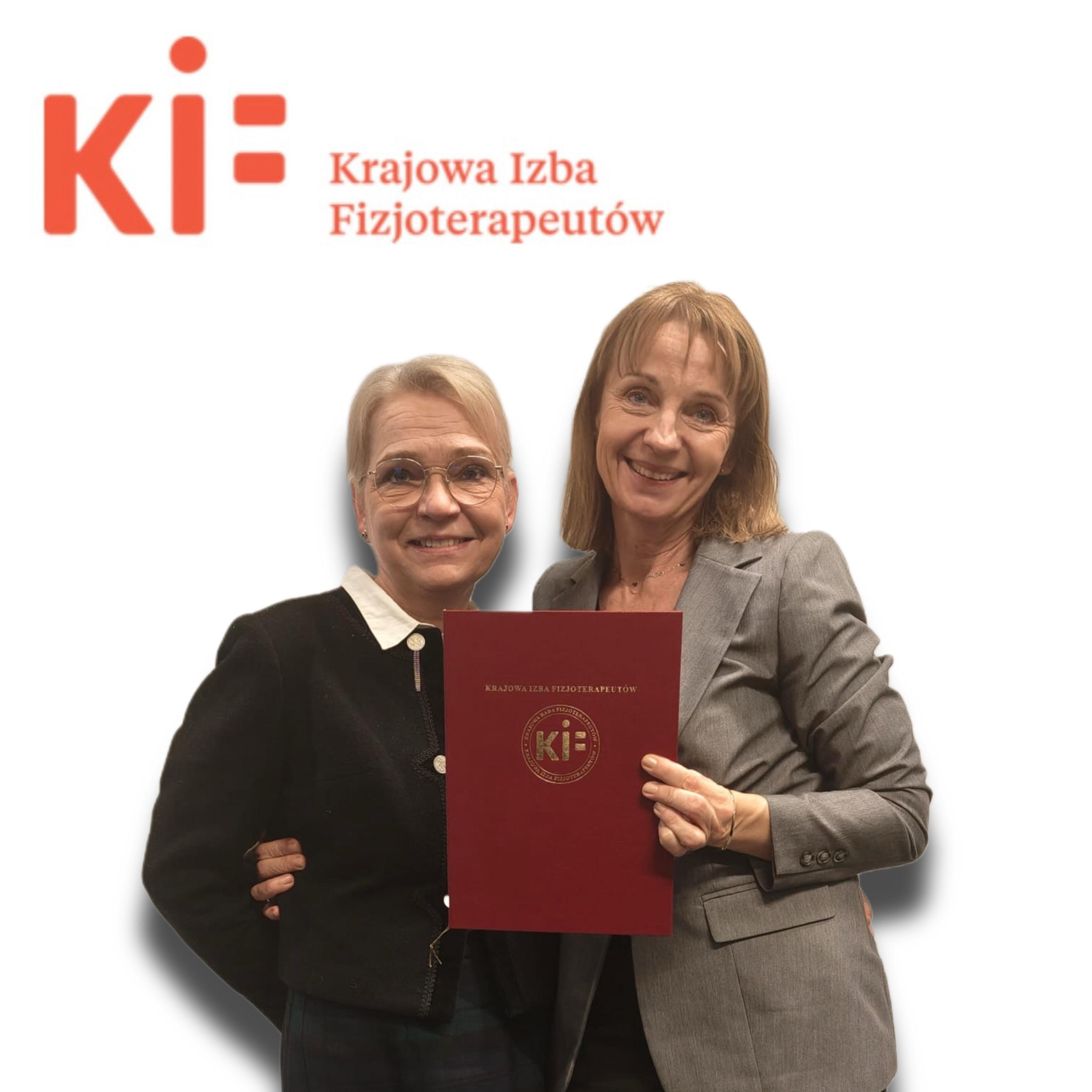 Dr hab. Rita Hansdorfer-Korzon z przedstawicielką Krajowej Izby Fizjoterapeutów podczas wręczenia nominacji