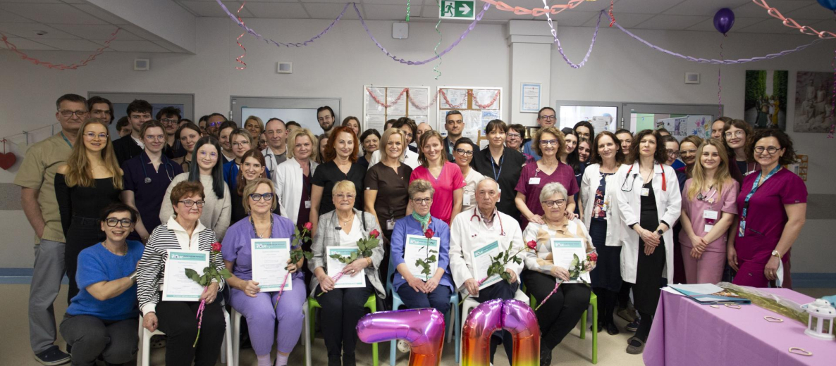 Uczestnicy obchodów 70-lecia Oddziału Hematologii Dziecięcej UCK podczas wspólnego zdjęcia