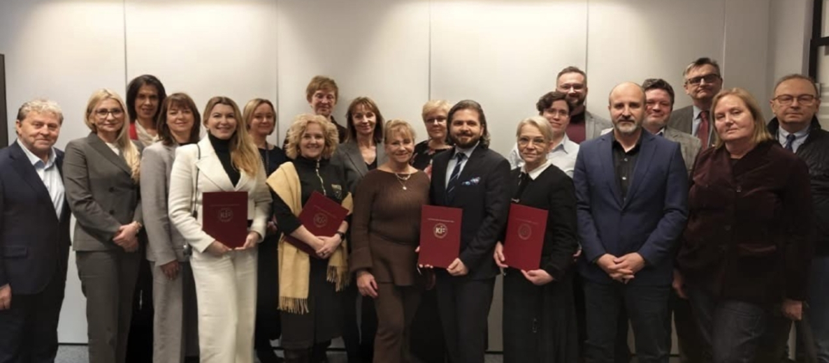 Członkowie Interdyscyplinarnej Rady Ekspertów Krajowej Rady Fizjoterapeutów podczas wspólnego zdjęcia