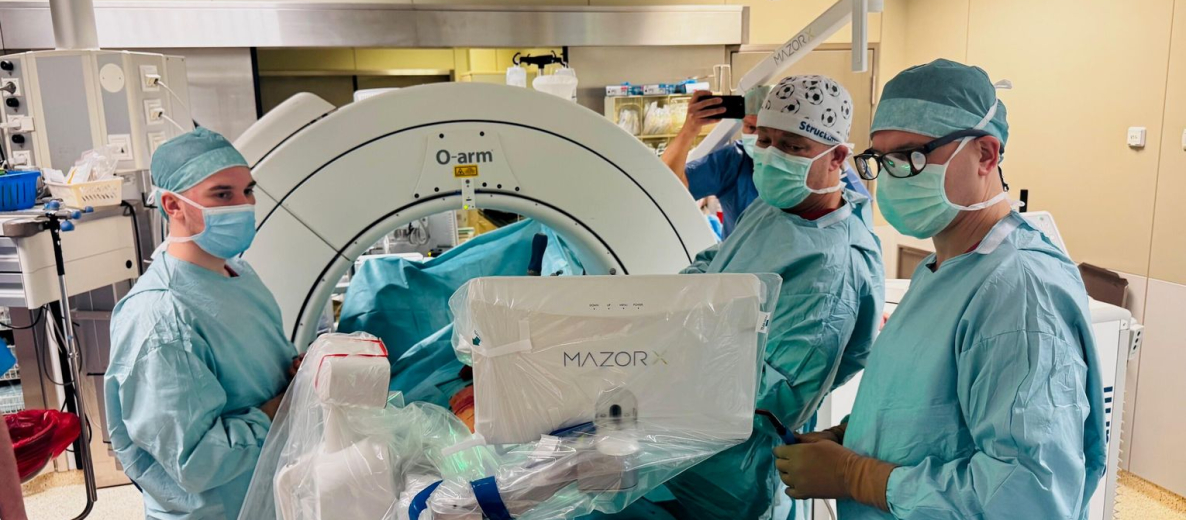 Zespół chirurgiczny podczas operacji kręgosłupa z użyciem robota Mazor i aparatu O-arm