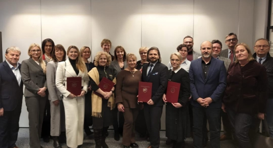 Członkowie Interdyscyplinarnej Rady Ekspertów Krajowej Rady Fizjoterapeutów podczas wspólnego zdjęcia