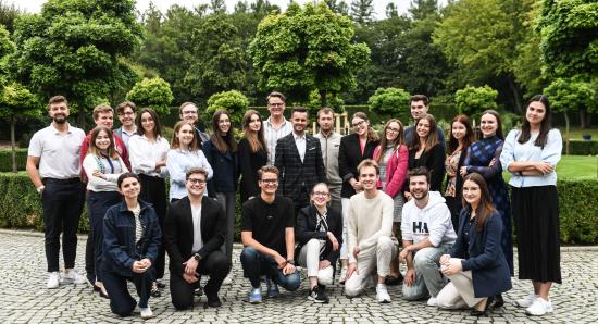 Uczestnicy 3. edycji programu „Medical School of Your Future” na wspólnym zdjęciu z prof. Miłoszem Jaguszewskim