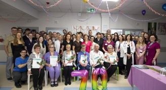 Uczestnicy obchodów 70-lecia Oddziału Hematologii Dziecięcej UCK podczas wspólnego zdjęcia