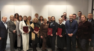 Członkowie Interdyscyplinarnej Rady Ekspertów Krajowej Rady Fizjoterapeutów podczas wspólnego zdjęcia