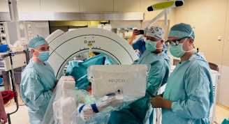 Zespół chirurgiczny podczas operacji kręgosłupa z użyciem robota Mazor i aparatu O-arm
