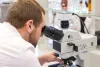 Student podczas zajęć na Wydziale Farmaceutycznym