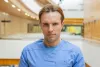 Portret prof. Bartosz Karaszewski, kierownik Katedry Neurologii i Kliniki Neurologii Dorosłych